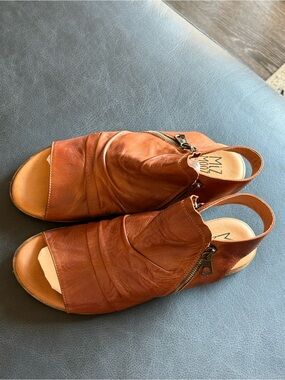 EUC w/ box size 11 Miz Mooz Cognac Brown Leather Open-Toe Slingback Sandals